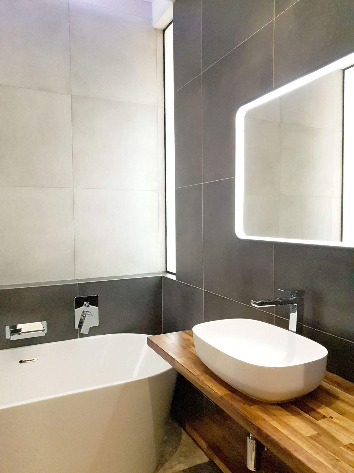 Salle de bain moderne, vasque posé sur plan en bois
