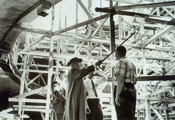 Franck Lloyd Wright sur le chantier de Guggenheim à New York