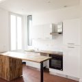 Salon cuisine moderne avec plan de travail bois